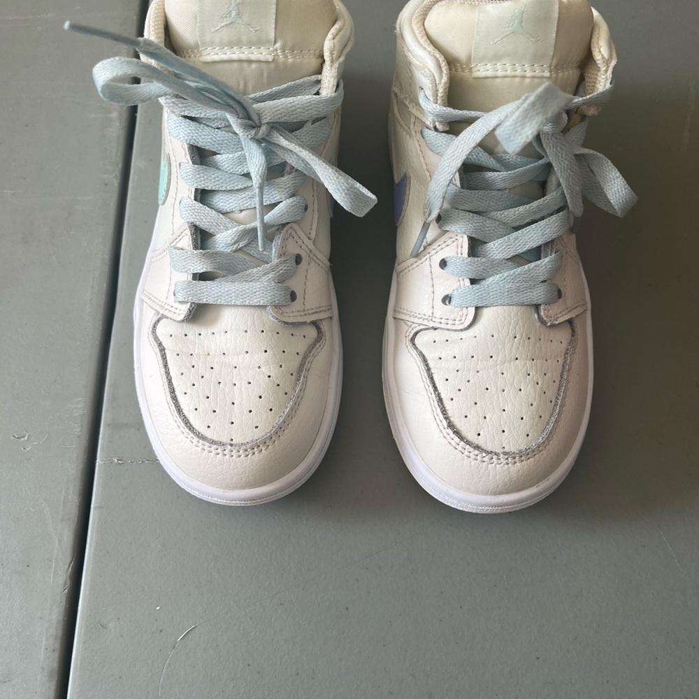 Jordan 1 retro girl Sneakers in White and Light Blue